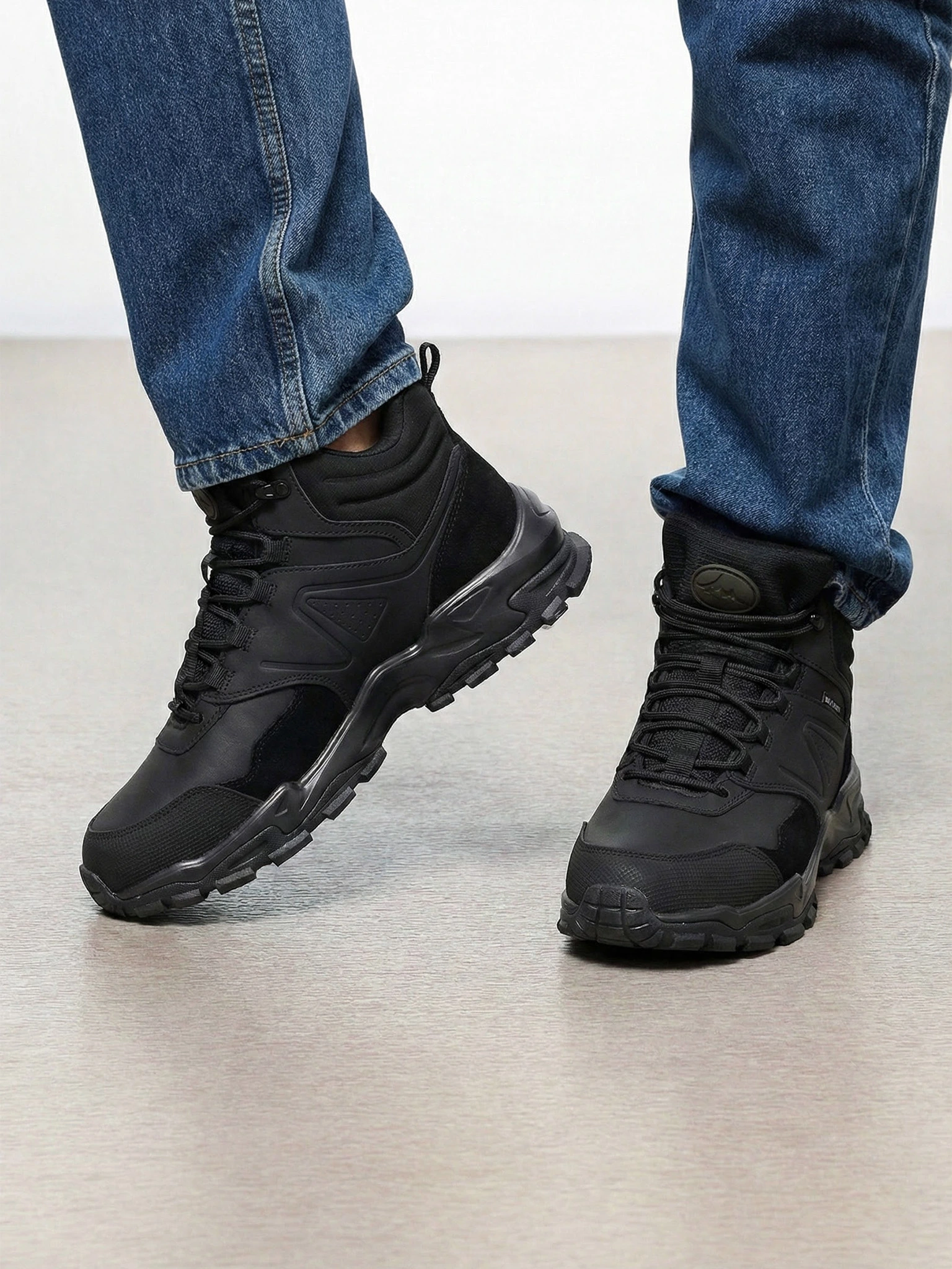 Кроссовки черного цвета комбинированные на средней объемной подошве